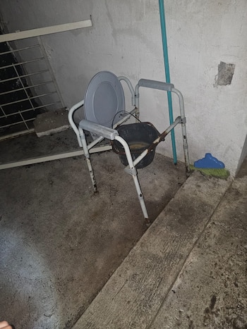 El baño de un geriátrico clandestino descubierto en Uruguay (Telemundo/Canal 12)