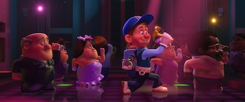 Grupo de personajes animados bailando en una pista con luces de neón moradas. Félix Repara, con gorra azul y martillo dorado, está en el centro sonriendo