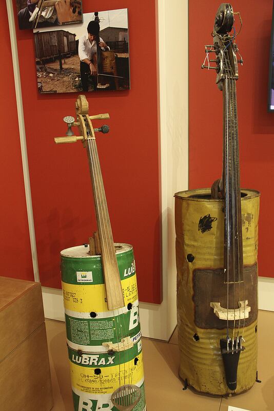 Ejemplares de la Orquesta de Instrumentos Reciclados de Cateura, en Paraguay, que inspiran a músicos de todo el mundo a crear belleza con desechos.