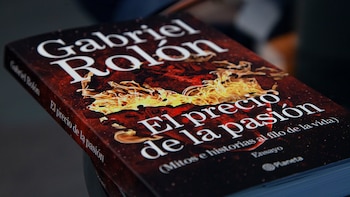 "El libro todo el tiempo palpita en meditaciones casi anochecidas, desveladas. El libro está dividido en noches desveladas, porque aunque lo escribí muchas veces de día y durante muchísimas horas y muchísimos meses, la idea es que podía haber sido escrito en tres o cuatros noches de desvelo", reconoció el autor