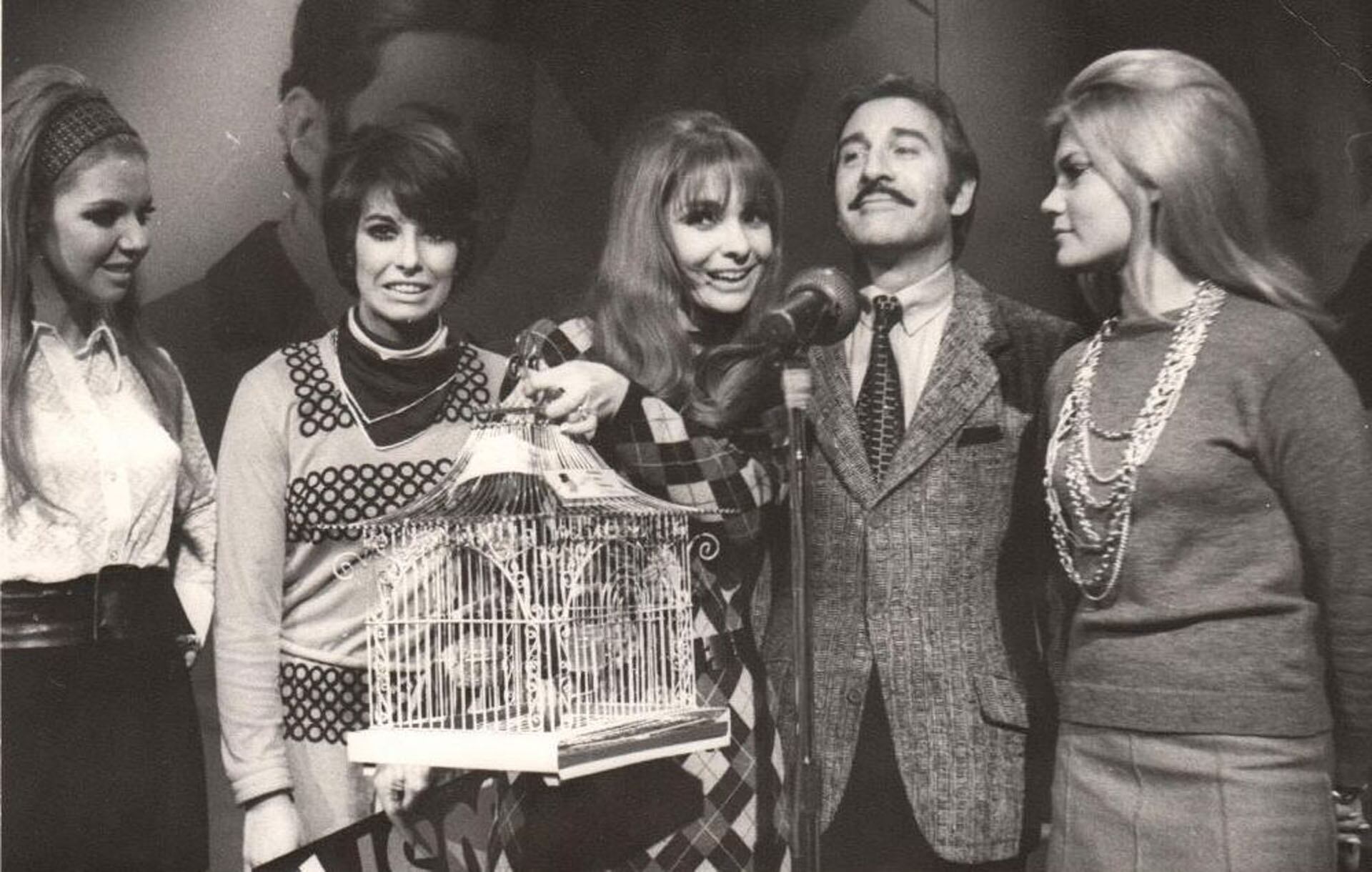 Roberto con sus secretarias de Si lo sabe cante y el pajarito que se entregaba como uno de los premios al ganador