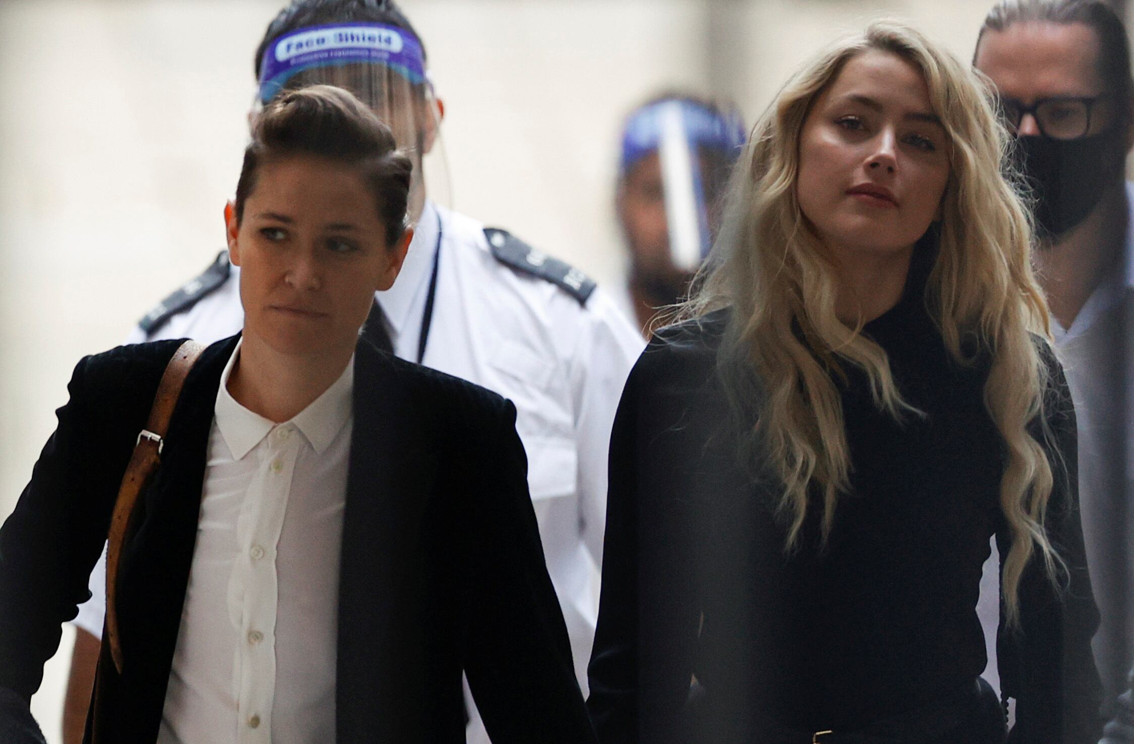 Amber Heard y su novia Bianca Butti llegan a la corte superior de Londres en 2020 (REUTERS/John Sibley)