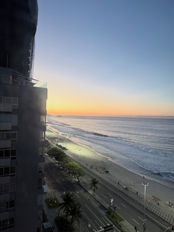 Vista de la Avenida Atlântica de Río de Janeiro al amanecer, desde el hotel donde se alojó el grupo de Lali