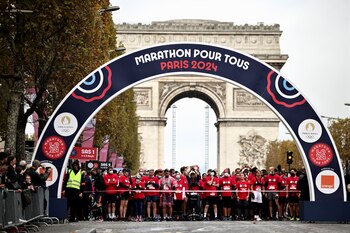 Runners wait before the start