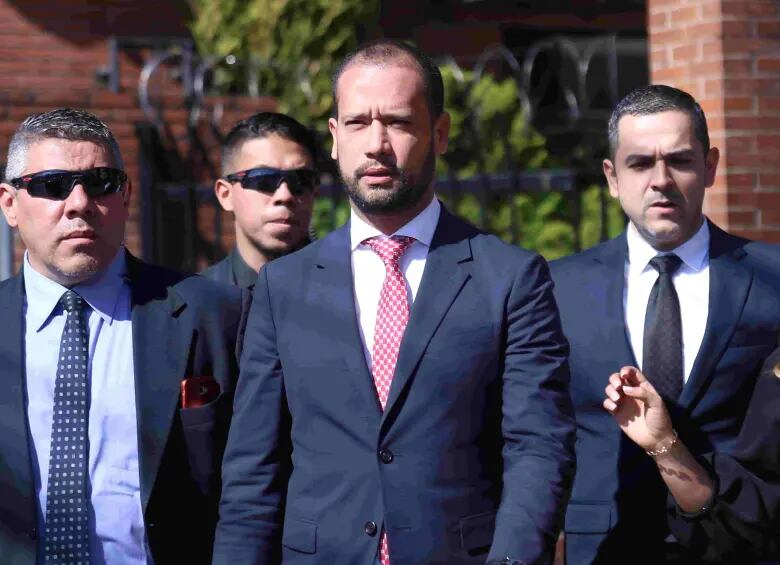 El abogado Diego Cadena, ya condenado por soborno, habría gestionado el cambio de nombre sin intervención de autoridades estadounidenses ni acuerdos judiciales en Colombia, según reveló Daniel Coronell - crédito Colprensa