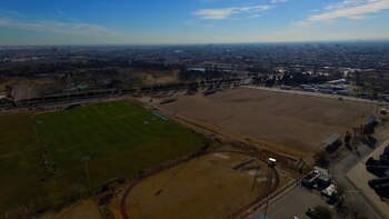 Campos del Club de Veteranos de Futbol de Ciudad Juárez en comparación con el campo del equipo de Bravos. (Foto/Luis H. Cardona)