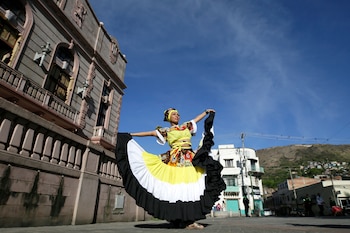 TEGUCIGALPA (HONDURAS), 12/04/2026.- Budari Palacios, Garífuna hondureña, posa durante una marcha este domingo, en Tegucigalpa (Honduras). Los pueblos garífunas (negros) de Honduras conmemoraron el 229 aniversario de la llegada de sus descendientes al país exigiendo que se respete el derecho a sus tierras y que se cumplan las sentencias de la Corte Interamericana de Derechos Humanos sobre (CIDH) sobre territorios de su etnia en tres departamentos en el Caribe hondureño. EFE/ Sophia Amador