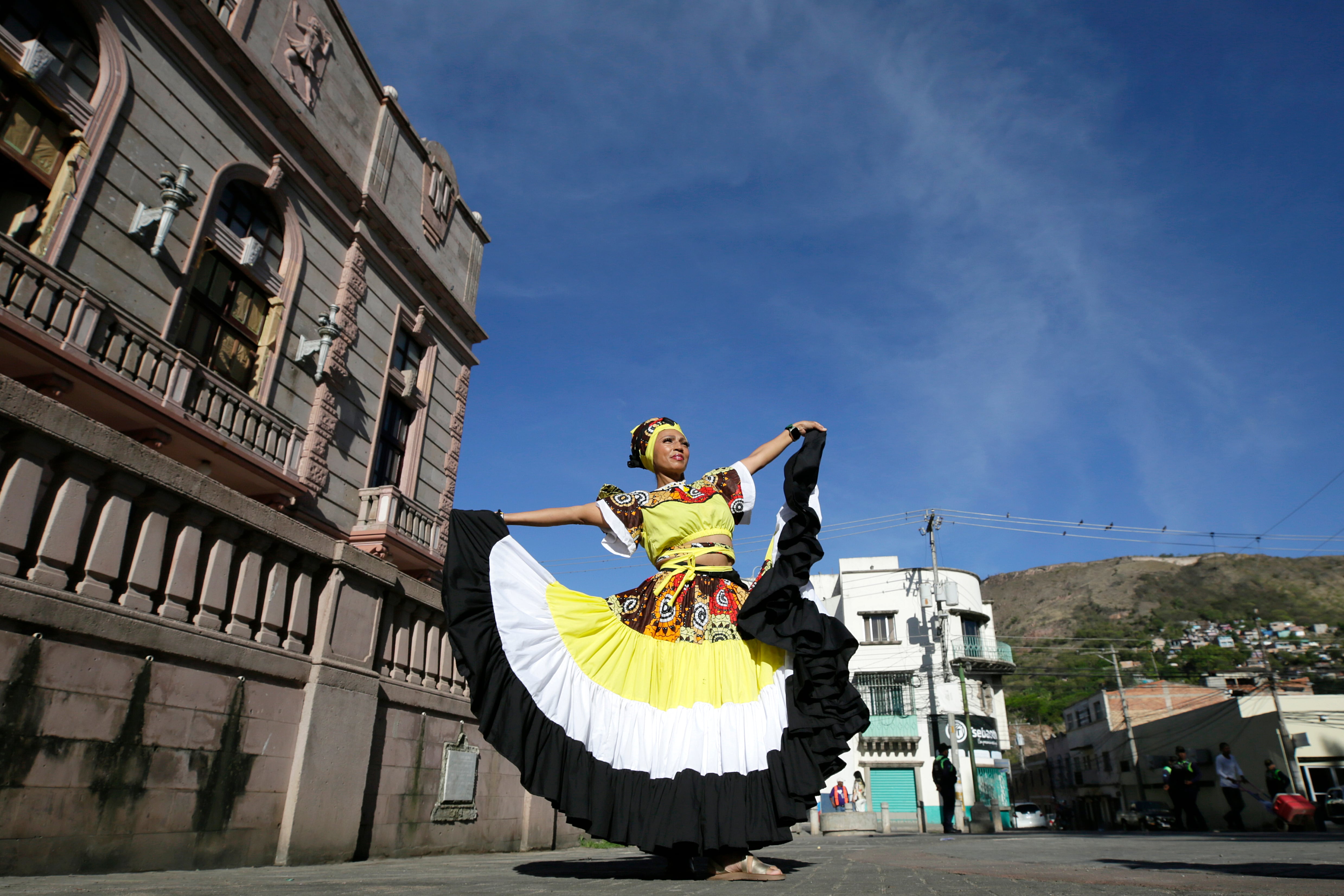 TEGUCIGALPA (HONDURAS), 12/04/2026.- Budari Palacios, Garífuna hondureña, posa durante una marcha este domingo, en Tegucigalpa (Honduras). Los pueblos garífunas (negros) de Honduras conmemoraron el 229 aniversario de la llegada de sus descendientes al país exigiendo que se respete el derecho a sus tierras y que se cumplan las sentencias de la Corte Interamericana de Derechos Humanos sobre (CIDH) sobre territorios de su etnia en tres departamentos en el Caribe hondureño. EFE/ Sophia Amador