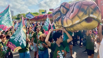 Miles de manifestantes protestan contra
