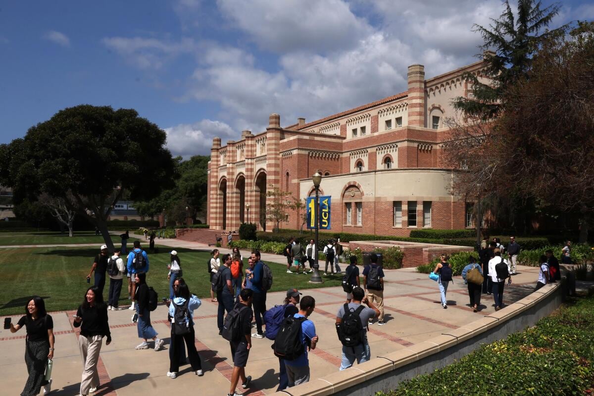 Más de 75 campus californianos ofrecen transporte gratuito o subsidiado a estudiantes gracias a fondos estatales y convenios locales (Imagen de la UCLA, créditos: Los Angeles Times)