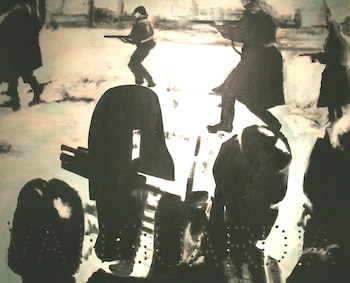 Pintura con siluetas oscuras de cinco figuras, aparentemente soldados, moviéndose en un paisaje nevado, tres de ellos portando armas largas