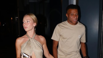 Ester Expósito y Mbappé ya no se esconden: paseo de la mano en una romántica cita por las calles de Madrid