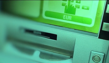 Fechando um caixa eletrônico ou loja com slot para cartão, aparece uma tela verde
