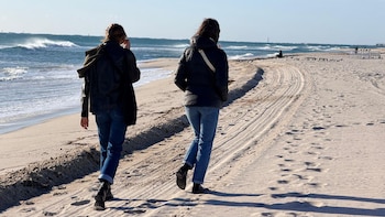 Dos personas caminan por la