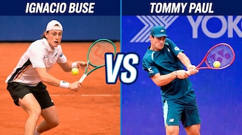 Foto separada com Ignacio Buse acertando uma bola na quadra de saibro à esquerda e Tommy Paul à direita na quadra azul. Um 'VS' branco e azul está no meio.