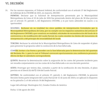Un documento de texto titulado Decision con parrafos numerados en negro y fragmentos resaltados en amarillo