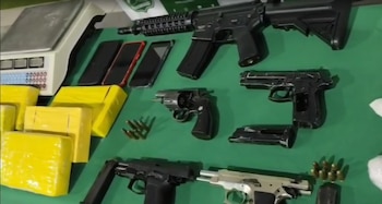 Las autoridades incautaron 18 kilos de cocaína y cuatro armas de fuego durante los operativos realizados en Estación Central de Santiago de Chile - crédito Captura de Video T13