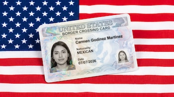 Tarjeta de cruce fronterizo de Estados Unidos con foto de mujer, nombre borroso, nacionalidad mexicana y fecha 07/07/2026, sobre bandera estadounidense.