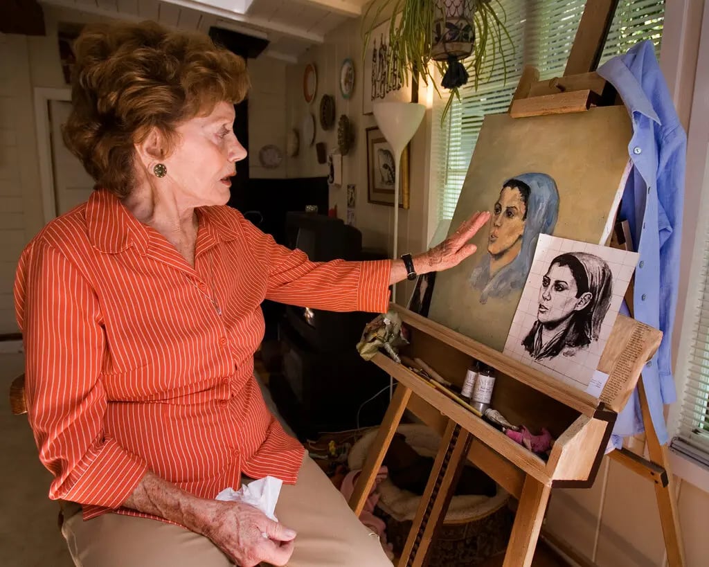 Babbitt en su casa de California, donde recreó una de las imágenes de una joven que había pintado por orden del Dr. Mengele (Peter DaSilva / The New York Times)