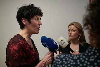 La ministra de Inclusión, Seguridad Social y Migraciones, Elma Saiz, atiende a los medios de comunicación en una imagen de archivo, a 10 de noviembre de 2025. (Eduardo Sanz / Europa Press)