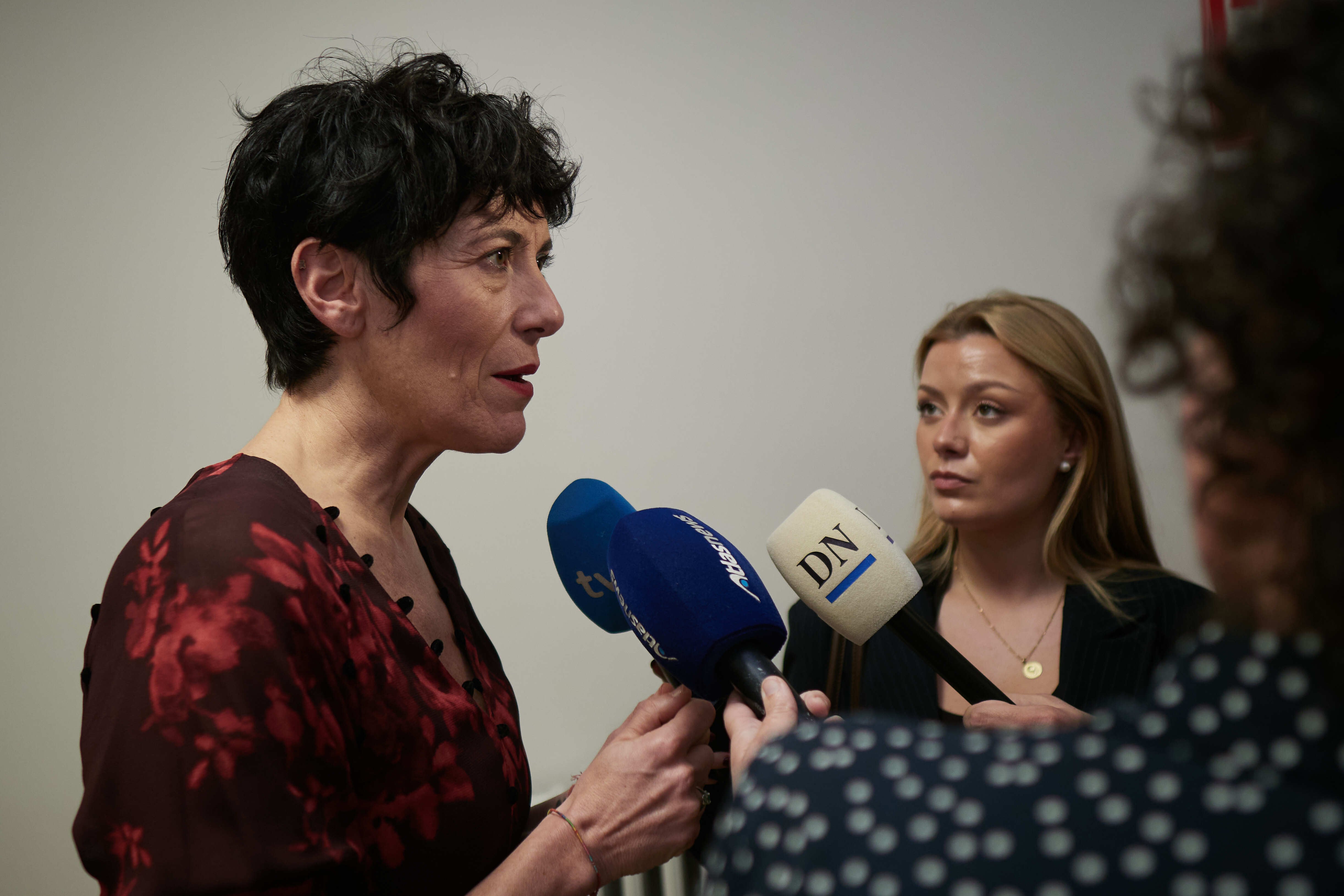 La ministra de Inclusión, Seguridad Social y Migraciones, Elma Saiz, atiende a los medios de comunicación en una imagen de archivo, a 10 de noviembre de 2025. (Eduardo Sanz / Europa Press)