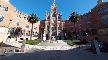 El Hospital Sant Pau cumple 625 años: el centro sanitario más antiguo de España que trató a Gaudí y sigue activo