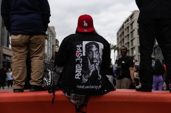 Shakur, hijo de un integrante de los Panteras Negras, creció entre Harlem y Baltimore antes de convertirse en una de las principales figuras asociadas con la escena musical de California (EFE)
