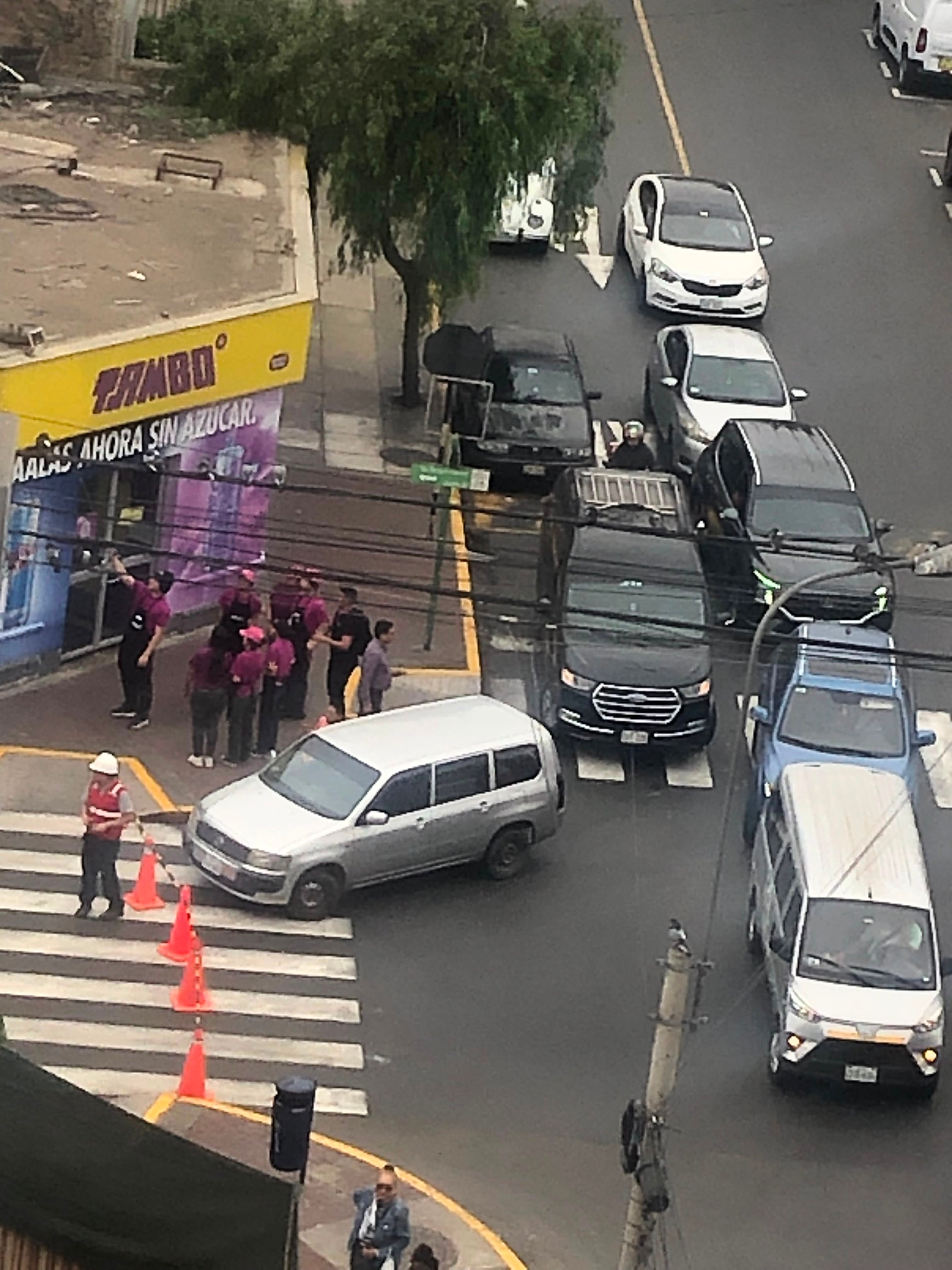 Trabajadores evacúan un edificio y vehículos detienen su marcha en el distrito de Miraflores durante el II Simulacro Nacional Multipeligro 2026. (Infobae / Valeria Mendoza)