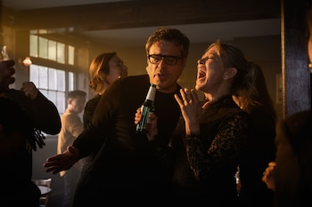 Jemaine Clement y Nicola Walker en 'Alice y Steve' (Disney Plus)