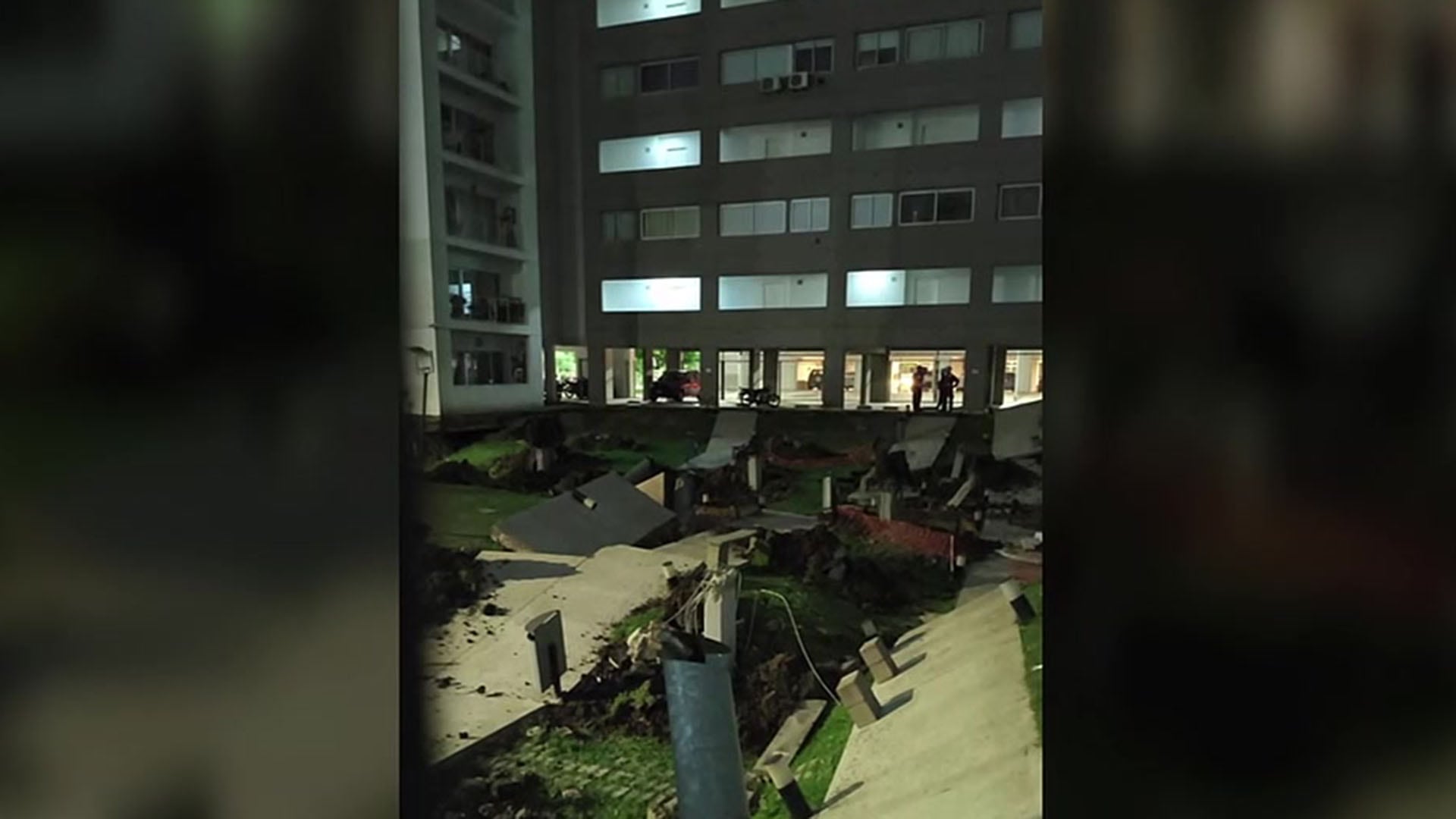 La mujer describió el jardín colapsado como si hubiera sido sacudido por un “terremoto”.