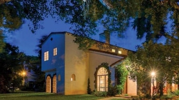 La agentede bienes raíces tiene