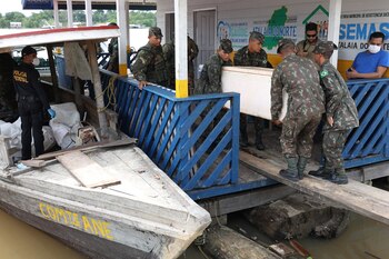 Oficiales revisan la embarcación del