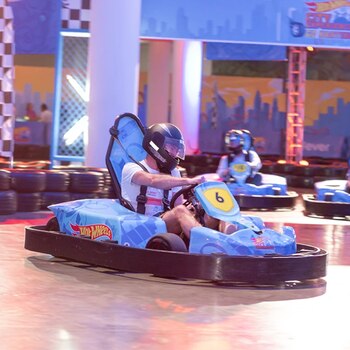 Disfruta de la adrenalina y la diversión en la zona de karting del Hot Wheels City Experience, (Imagen: hotwheelscityexperience.com)