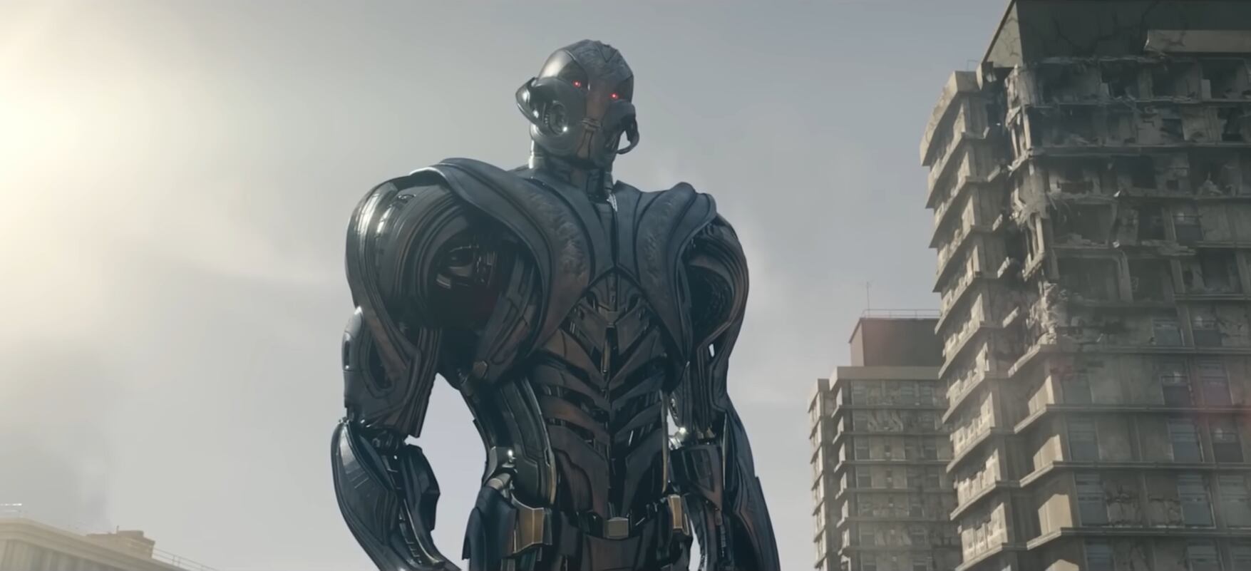 Tony Stark y Bruce Banner crean a Ultrón como un sistema automatizado de defensa para proteger la Tierra, pero la IA concluye que la humanidad representa una amenaza para el planeta (Captura de video: YouTube/@marvel)