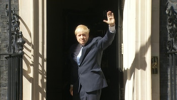 Tras su llegada triunfal al poder a mediados de 2019, Boris Johnson duró tres años al frente del gobierno británico. Desacreditado por los escándalos, el hombre que siempre se había negado a renunciar, fue empujado a la puerta de salida por su propio Partido Conservador.