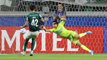 “Lo hace caer de manera imprudente”, revelador audio del VAR en polémica penal en Sporting Cristal vs Palmeiras por Copa Libertadores 2026