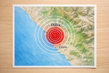 Mapa físico de la región Lima, Perú, con enfoque en Chilca y Cañete. Un círculo rojo y ondas blancas concéntricas marcan un epicentro simulado.