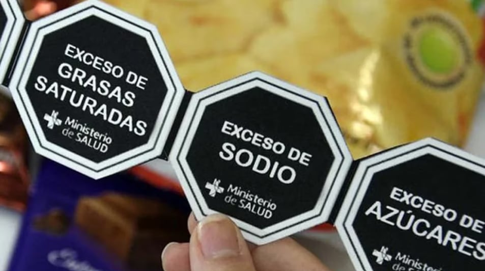 Comenzó el cambio en el etiquetado de advertencia en los productos ultra procesados en el país. (Colprensa)