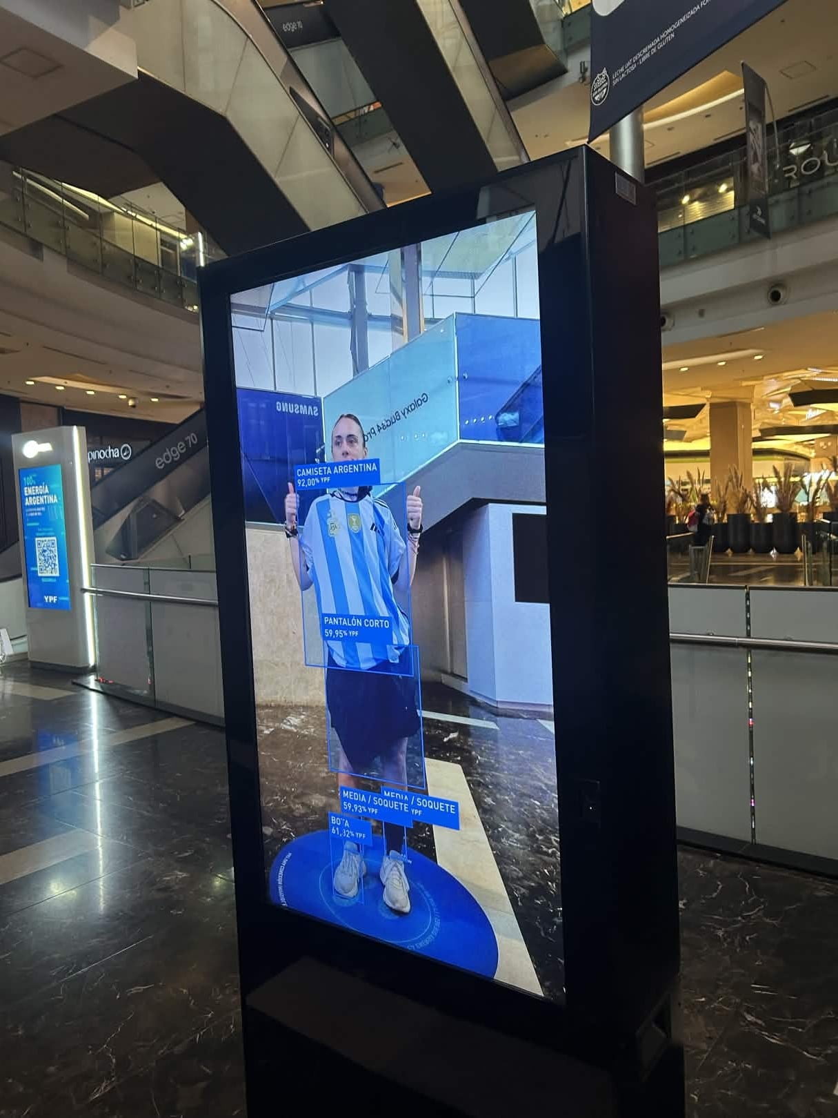 La propuesta interactiva en el Shopping Dot convocó a miles de usuarios que escanearon objetos y descubrieron el alcance de la energía nacional en su vida cotidian (YPF)