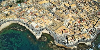 Ortigia, la joya histórica de Siracusa, reúne arquitectura barroca, vestigios griegos y ambiente mediterráneo en un solo destino (Wikimedia Commons)