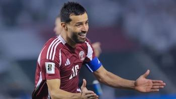 Boualem Khoukhi ofrece equilibrio en el centro del campo de Qatar. - Crédito: AFP