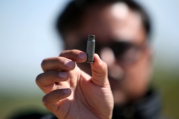 Un hombre sostiene un casquillo