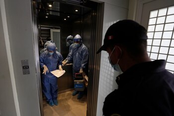 Personal médico ingresa a una residencia en Lima (Perú), en una fotografía de archivo. EFE/ Paolo Aguilar