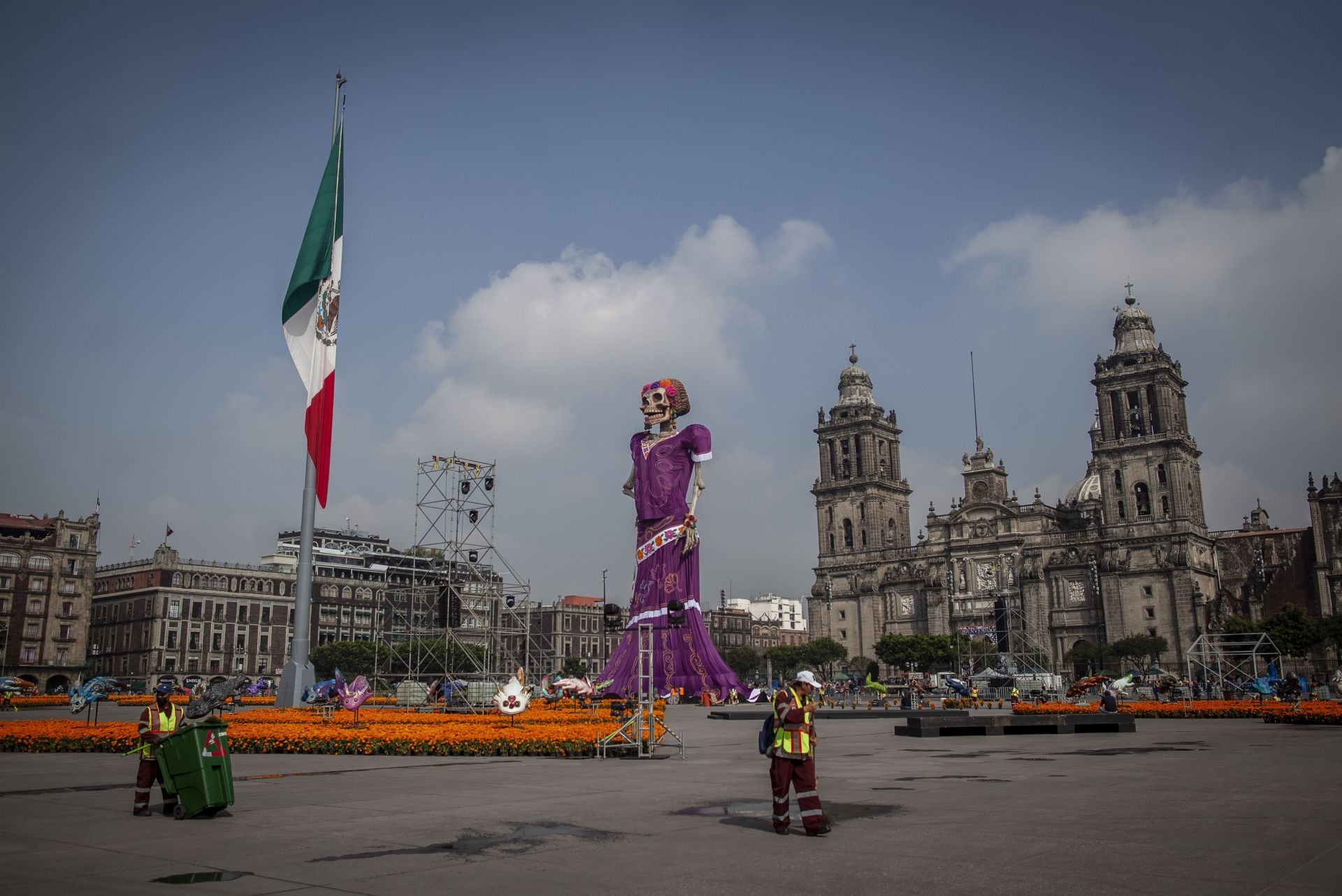 Trabajadores ultiman los detalles de la Catrina monumental de 32 metros en el Zócalo de la Ciudad de México antes de su apertura al público. (ANDREA MURCIA /CUARTOSCURO.COM)