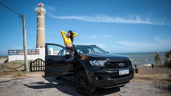 Mikki Lusardi con la Ranger Limited Black Edition en el Faro de José Ignacio