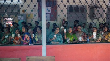 Las mujeres muestran sus documentos