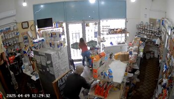 La empleada pidió ayuda en