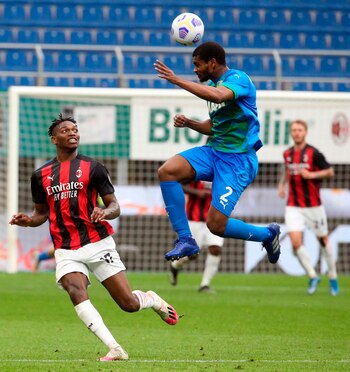 El defensa brasileño Marlon Santos