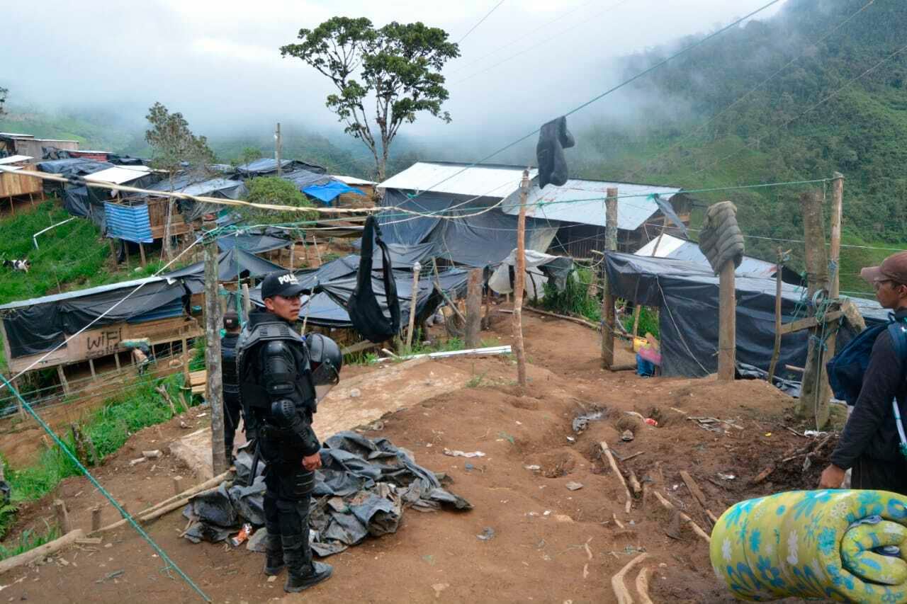 Esta foto de archivo difundida por la Policía nacional de Ecuador el 2 de julio de 2019 muestra un asentamiento de minería de oro ilegal durante un operativo en Buenos Aires, Ecuador. El gobierno del presidente Guillermo Lasso declaró el jueves 26 de enero de 2023 a la minería ilegal como una amenaza a la seguridad del Estado (Policía nacional de Ecuador vía AP Archivo)