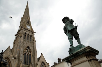 La estatua de bronce de Cromwell frente al Parlamento de Westminster sigue en pie en el Reino Unido (REUTERS/Andy Couldridge)